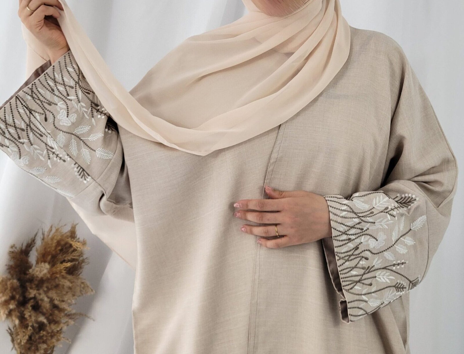 Linen abaya beige à manches brodées – Image 3