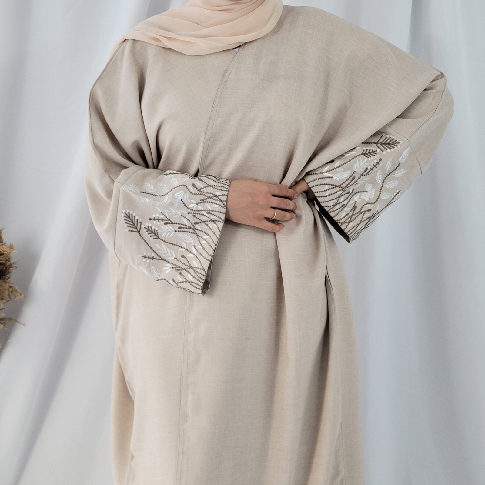 Linen abaya beige à manches brodées
