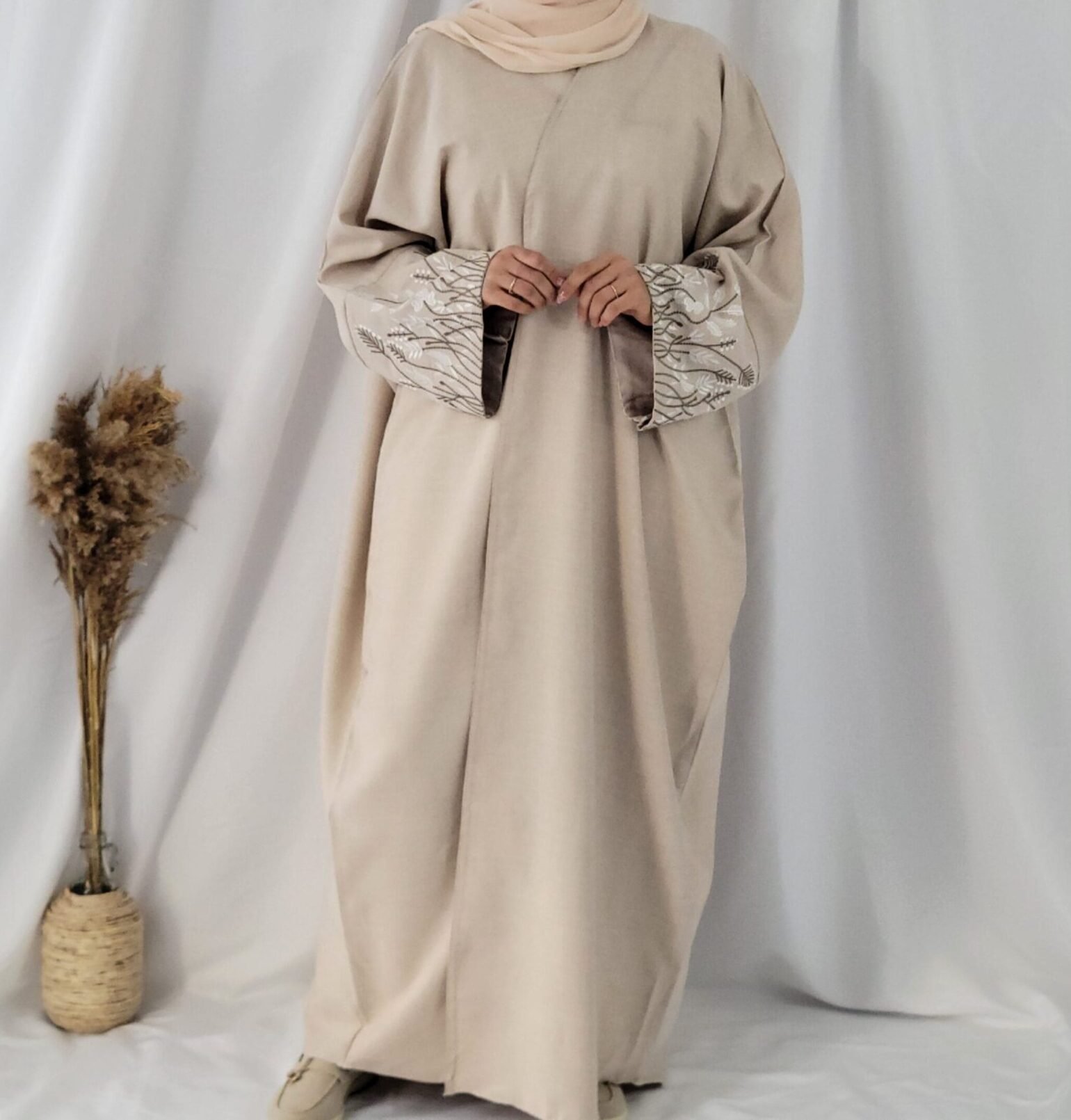 Linen abaya beige à manches brodées – Image 2