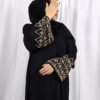 1000058252-scaled.jpg Abaya Grenat Bordeaux perlée au niveau des manches. L'abaya est en tissu crêpe zoom de couleur Bordeaux (Grenat). Foulard et ceinture inclus.
