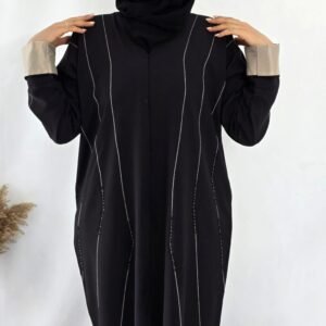 Abaya brodée et perlée en crêpe Barbie est une pièce de mode raffinée. Des détails exquis, et un confort optimal sont garantis. Un foulard noir est inclus.